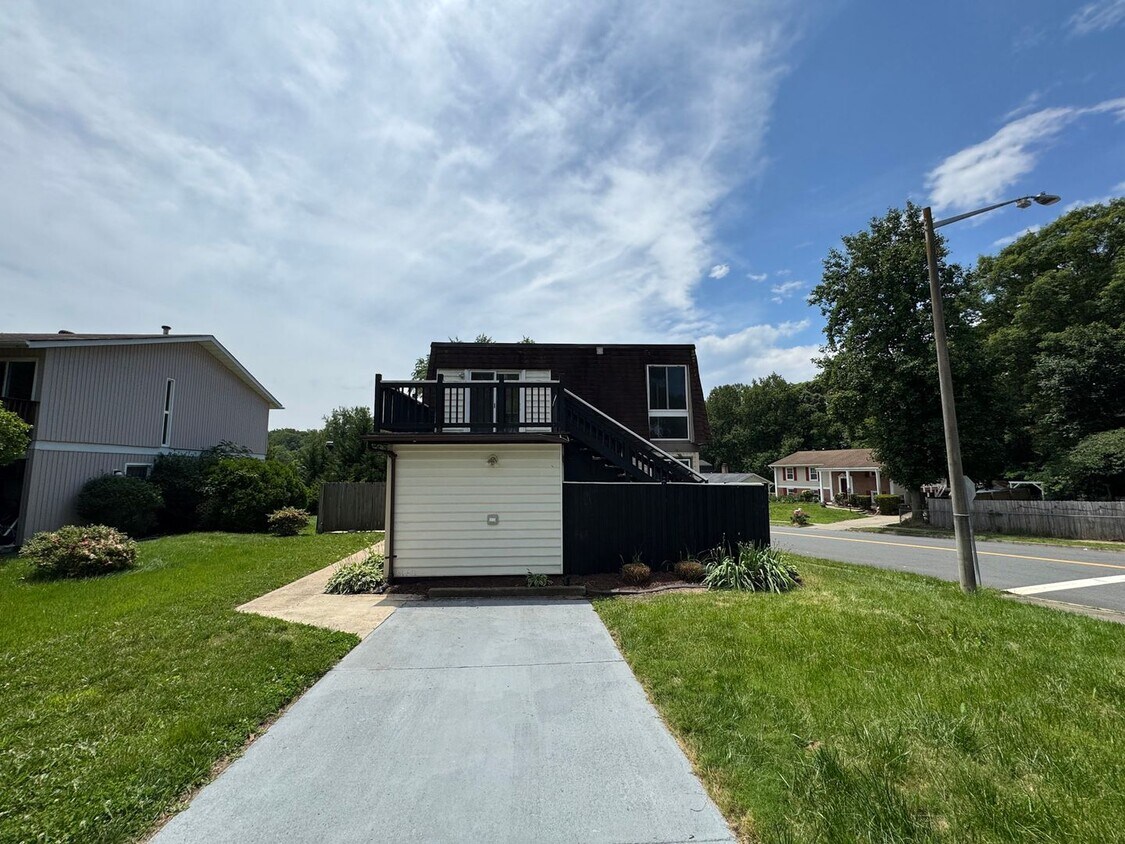 Foto principal - Relaxing 3 Bed 2.5 Bath Single Family Home...