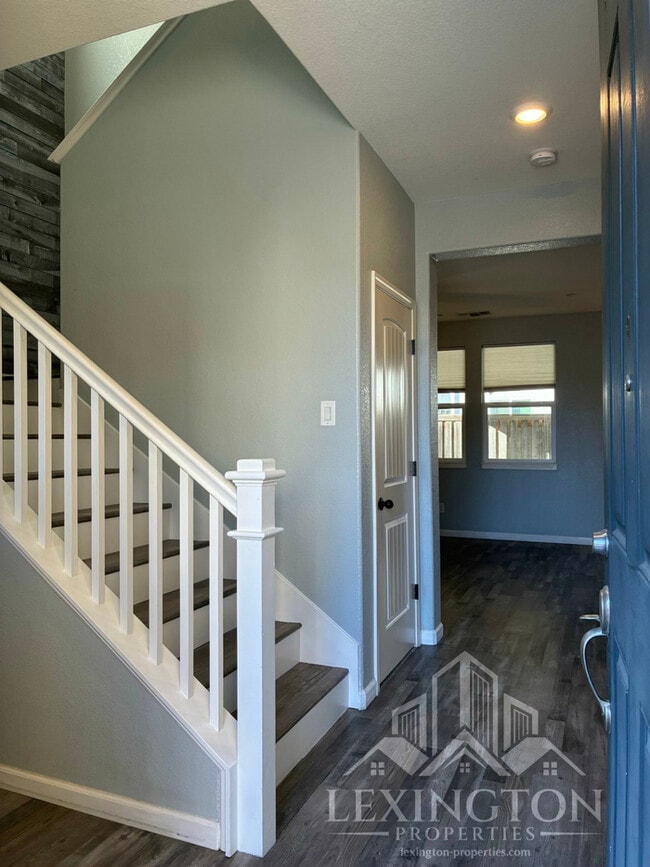 Building Photo - Elegant, 3BD/2.5BA, Sacramento Home in Nat...
