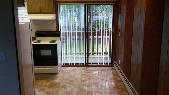 1524 Mission Rd Unit 5 Kodiak Ak 99615 Apartment For Rent In Dining W Deck 1524 Mission Rd