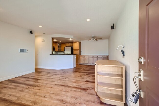 Building Photo - 2 Bedroom 2 Bath Condo in Del Mar!!!