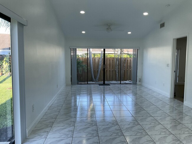 Building Photo - 10212 Boca Bend E