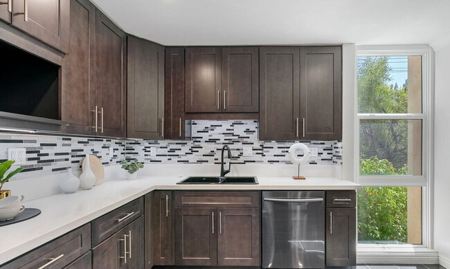 Building Photo - 1144 Lydig Ave