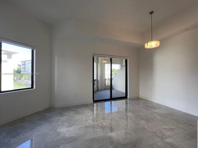 Foto del edificio - 301 Altara Ave