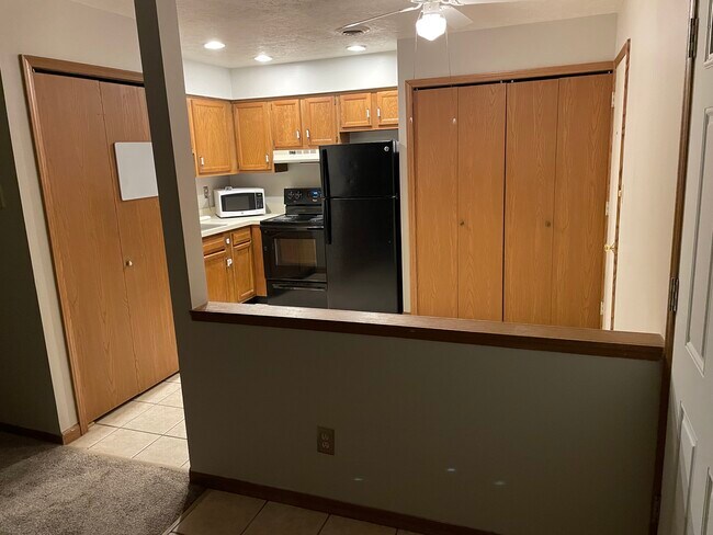 Building Photo - 128 Royal Crest Dr