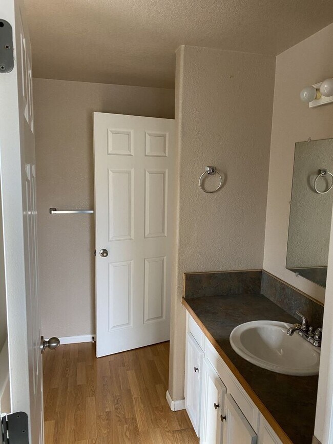 Building Photo - Fully fenced yard, 3 Bedroom, 1 bath home!