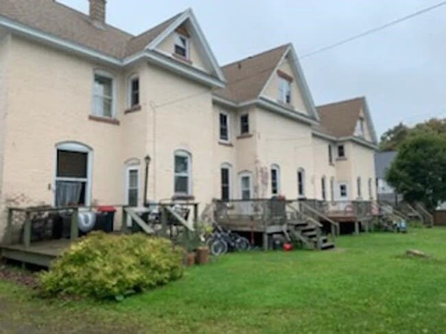 Private rear deck and shared backyard - 510 7th St