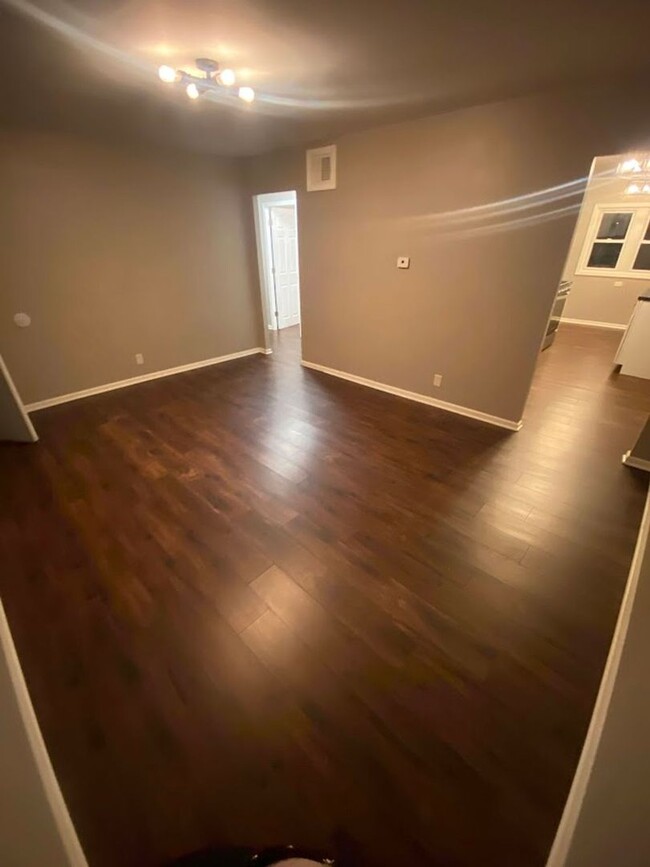 Building Photo - 2 Bedroom Single Family
