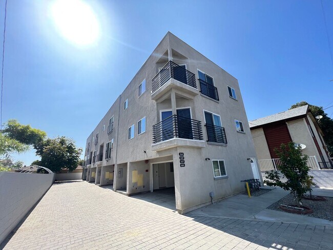 Foto del edificio - 5685-5685 Elmer Ave