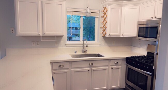 Building Photo - Beautiful recently updated home! Close to ...