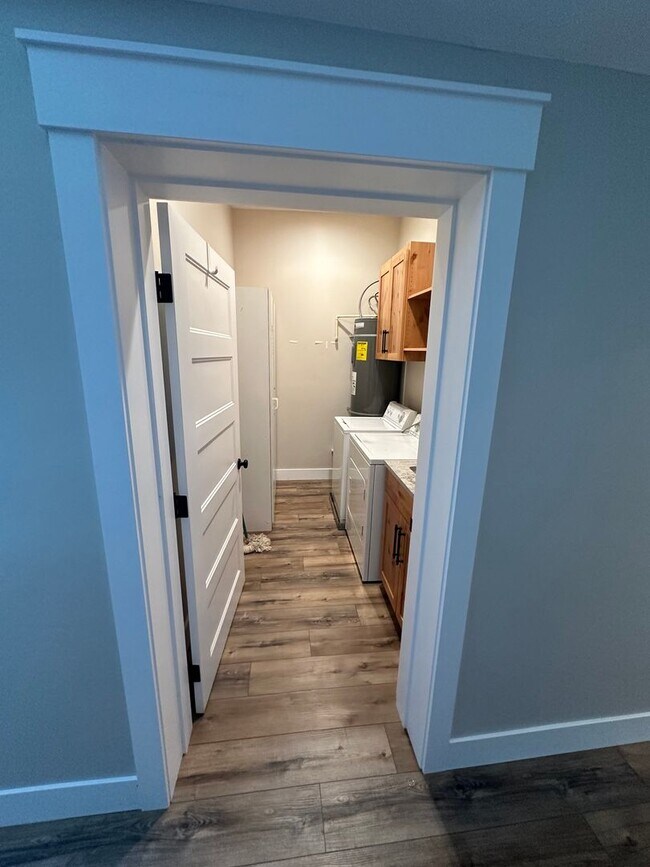 Foto del edificio - 1-Bedroom 1 Bath Apartment Attached To Mai...
