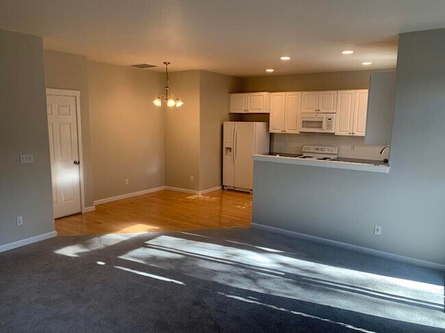 Building Photo - Hidden Creek Neighborhood Gem