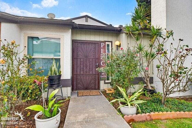 Building Photo - Stunning 3Bdm 2Ba Home with Fenced Patio and 2-Car Garage in San Diego
