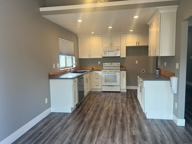 Building Photo - Three Bedroom, Two Bathroom Single Family ...