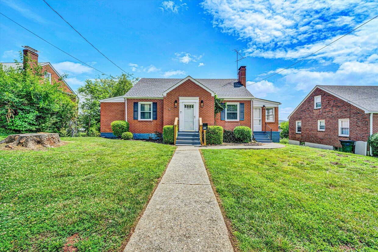Foto principal - Charming Brick Ranch- Roanoke County