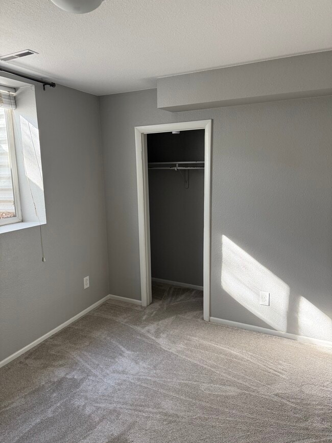 Building Photo - 1917 Oakwood Dr