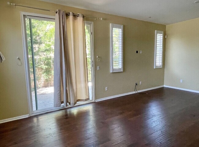 Building Photo - 4 bed 3 bath home in the heart of Simi Val...