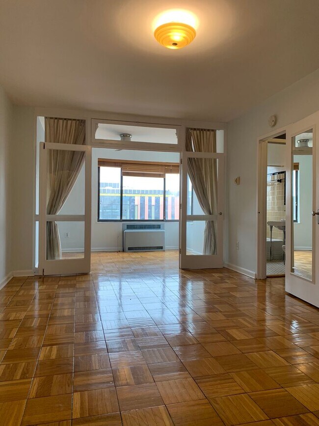 Building Photo - Top Floor Efficiency off Dupont Circle wit...