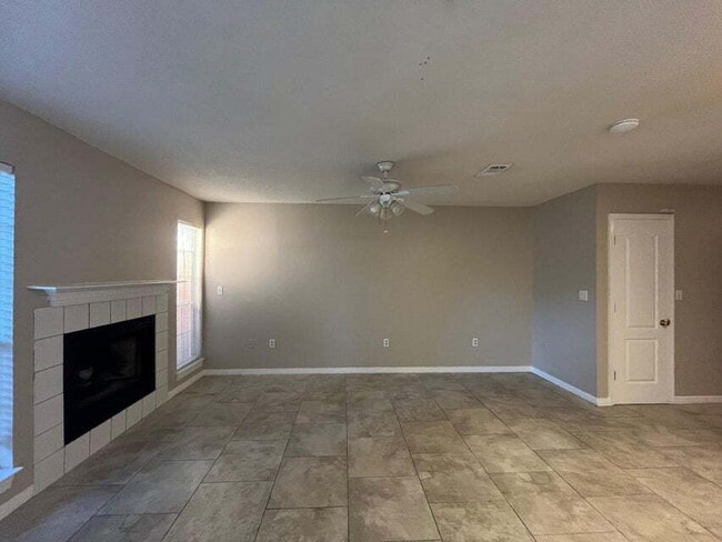 Building Photo - "Charming 3-Bedroom Townhouse in Fort Walt...
