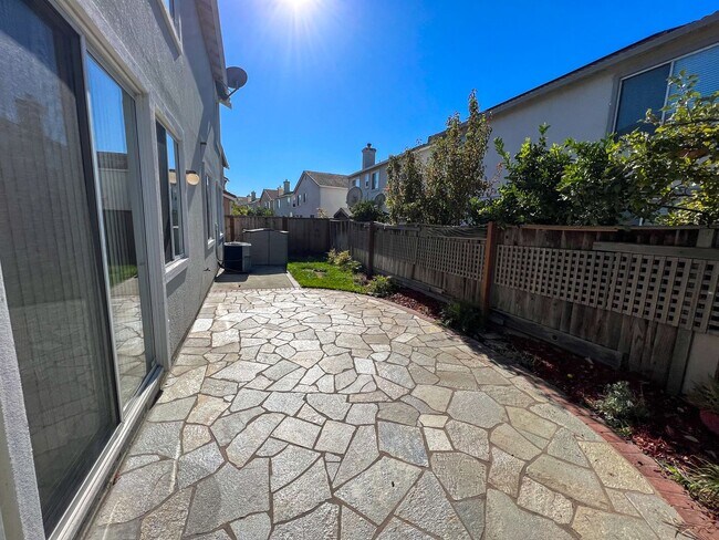 Building Photo - 4 Bedroom, 3 Bathroom Home in Heron Bay, S...