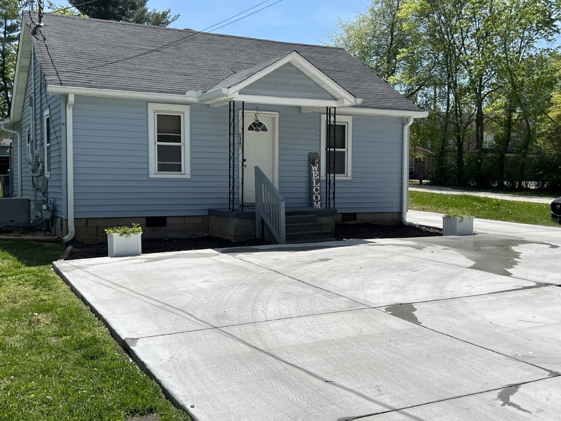 109 Williams St Unit Apt C, Portland, TN 37148 Room for Rent in