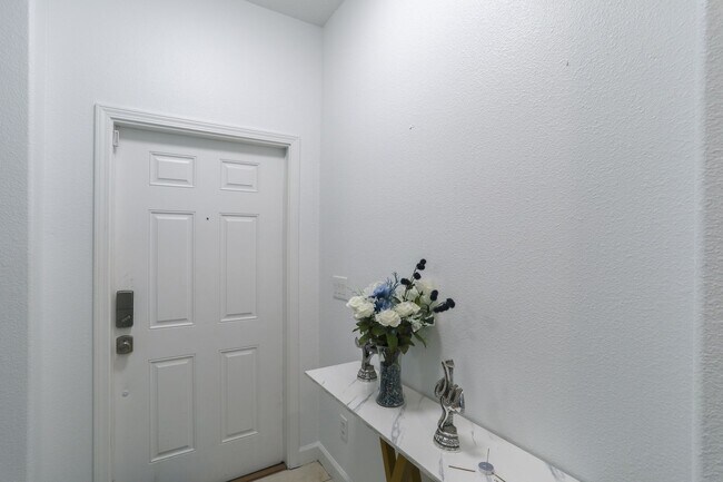 Building Photo - 2032 Solar Dr