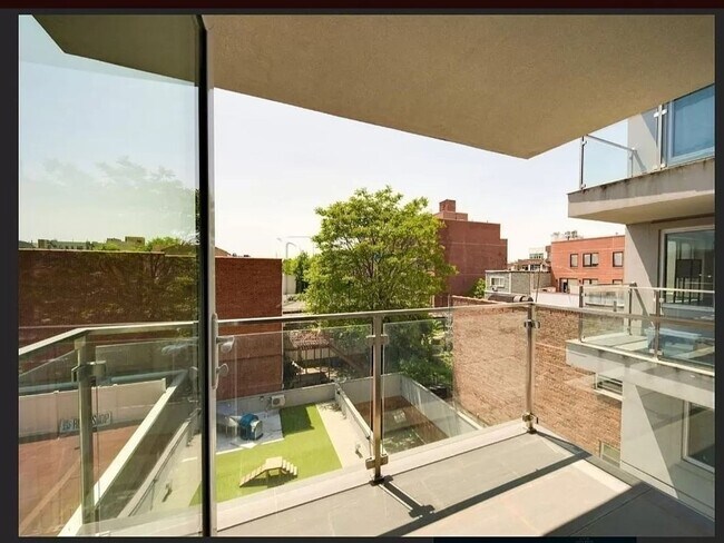 Building Photo - Beautiful Clean 1 Bedroom Condo in Astoria