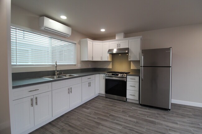 Stove / Refrigerator - 16919 Daphne Ave
