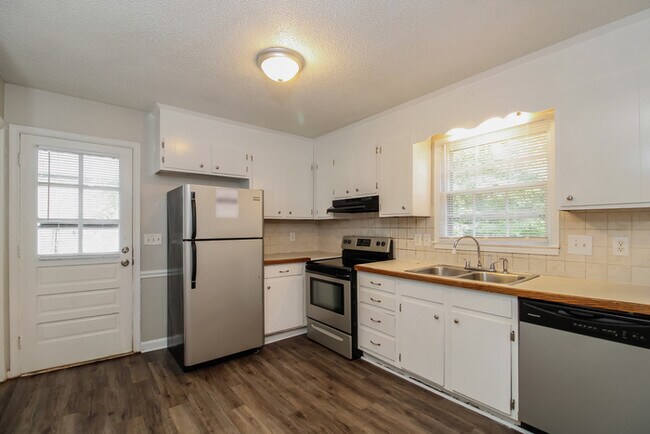 Building Photo - 1107 Edenwood Dr