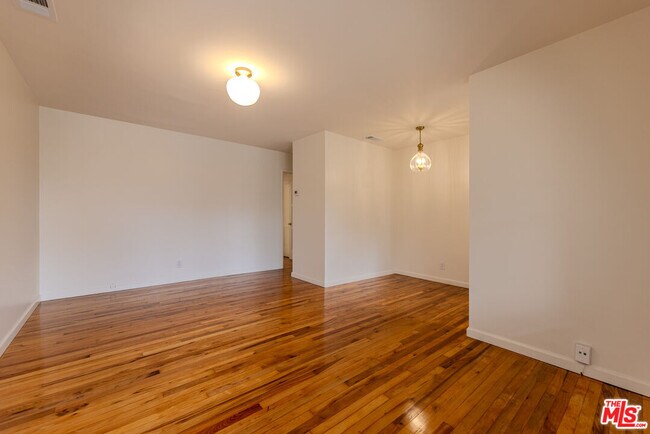 Building Photo - 302 N Maple St
