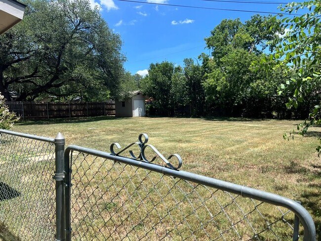 Foto del edificio - 404 Ranch Rd