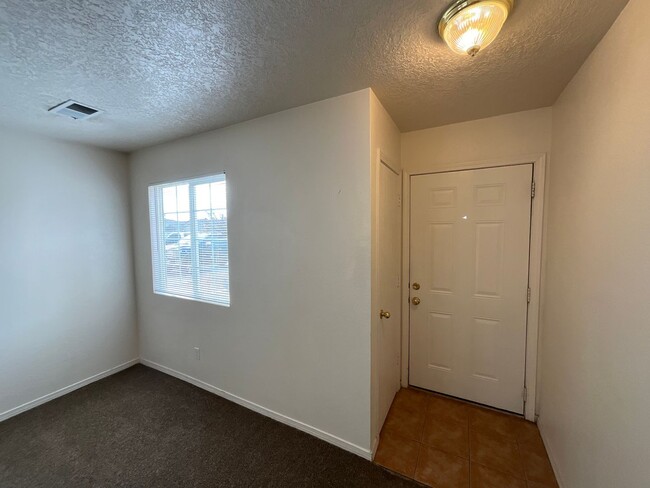 Building Photo - 3 Bedroom Home Available Near Unser Blvd S...