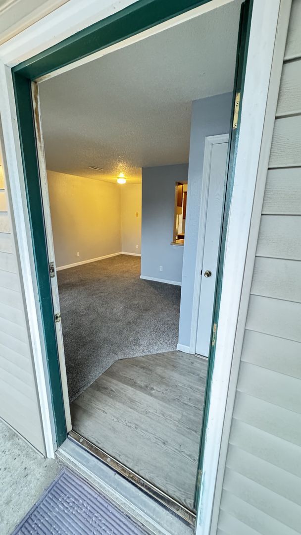 Foto del edificio - 2 Bedroom, 1 Bathroom Second Floor Apartment!