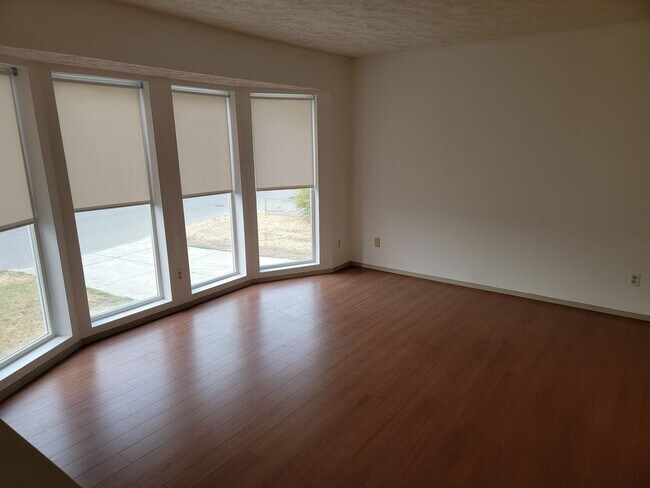 Foto del edificio - 4-Bedroom 2 Full Bath Home In The Valley -...