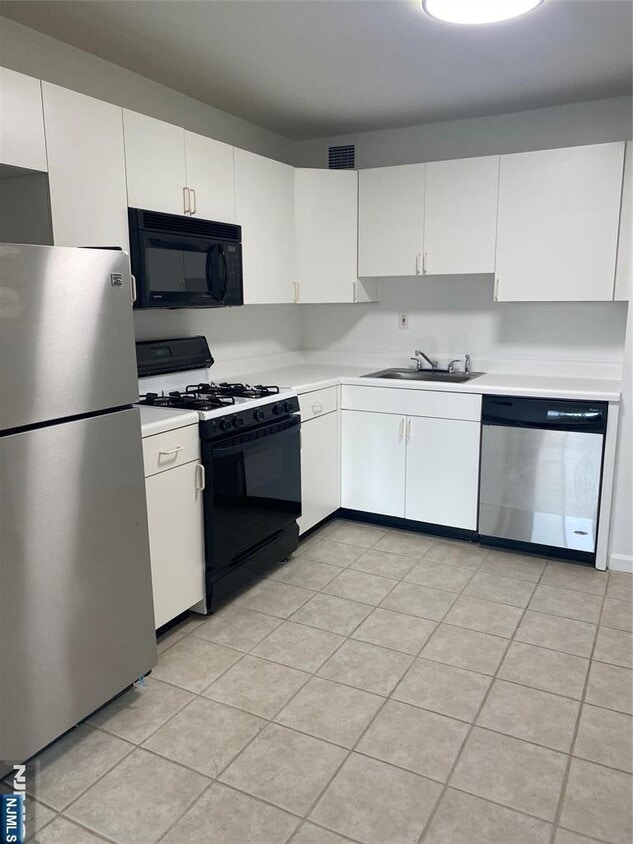 Building Photo - 1203 River Rd