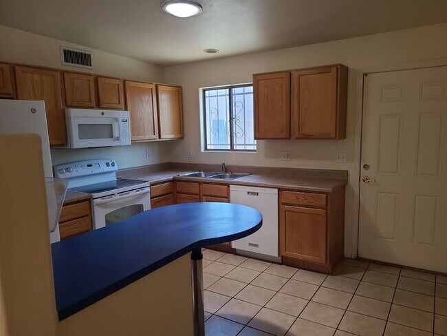 Building Photo - Beautiful 3 bedroom 2 bathroom with washer...