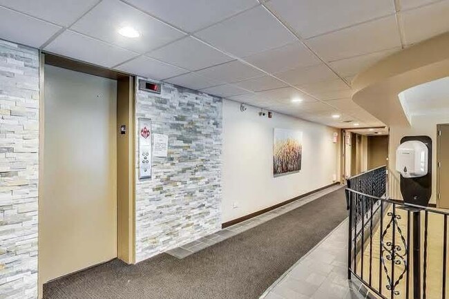 Building Photo - 2500 Windsor Mall