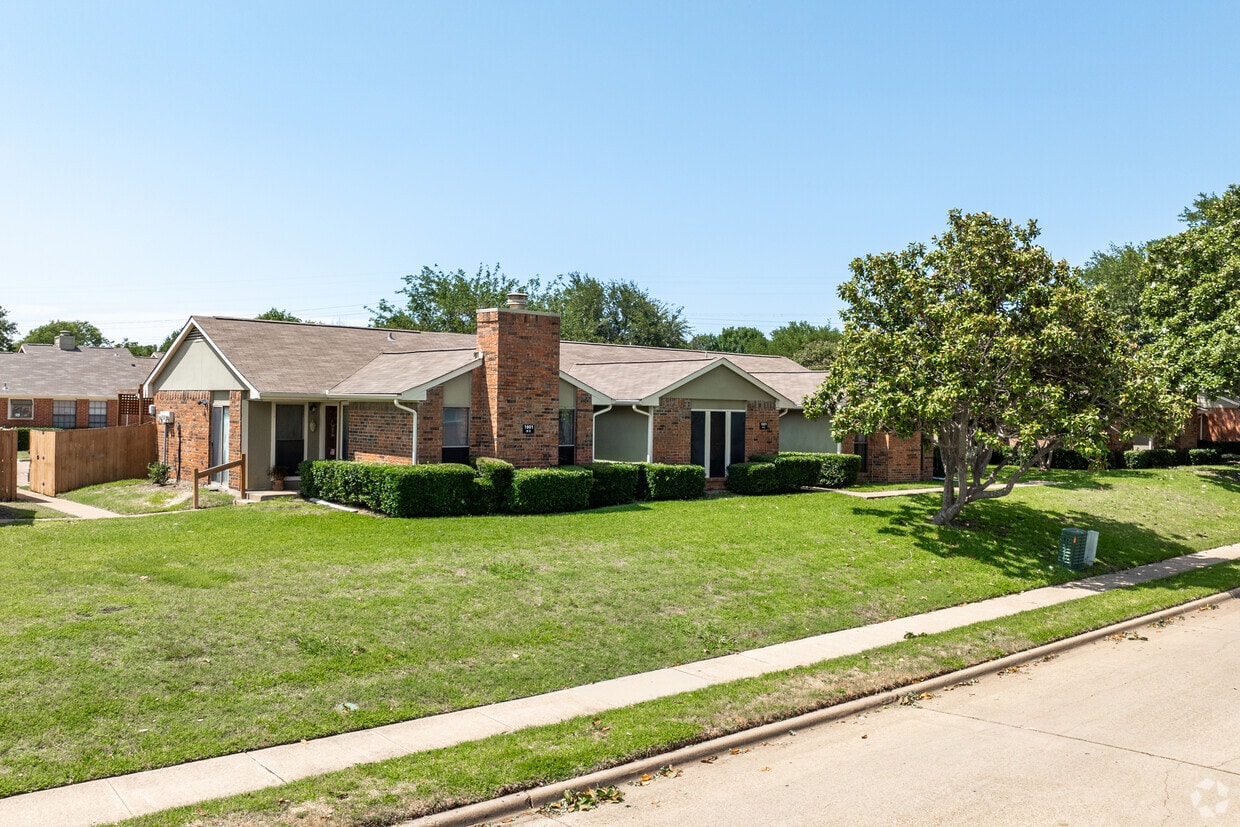 Primary Photo - Springwood Creek Condominiums