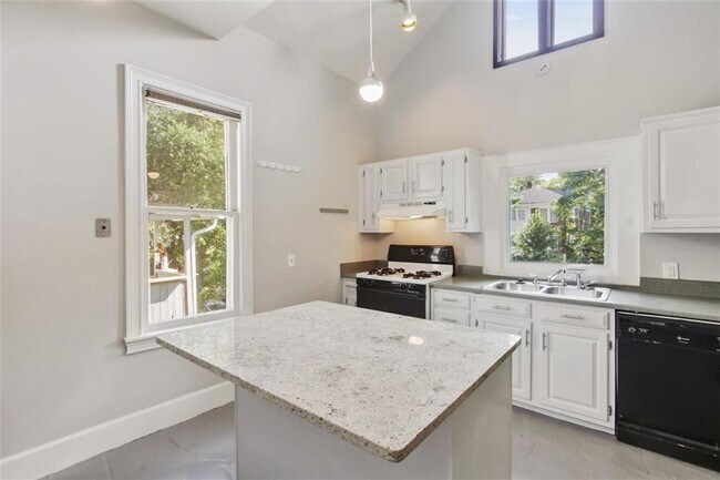 Foto del edificio - 693 Myrtle St NE