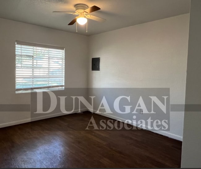 Building Photo - 3bed/1bath with New Paint and Carpet, No P...