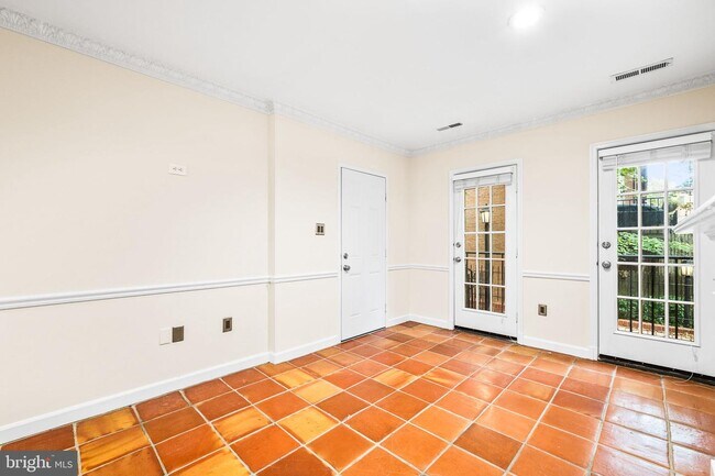 Foto del edificio - 4605 MacArthur Blvd NW