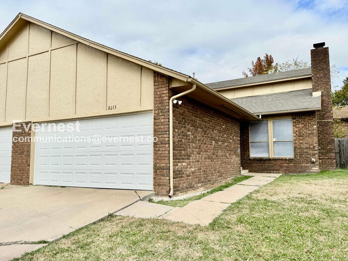 Foto principal - 3 Bed, 2 Bath Home with Garage / Pet-Friendly / Available Now!