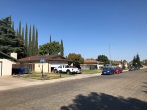 Building Photo - 112 Holiday Way Building Photo - 112 Holiday Way