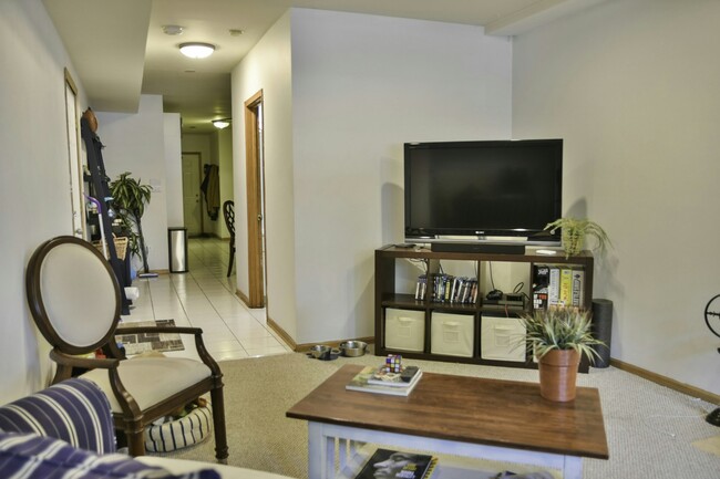 Photo - 918 N Paulina St Apartment