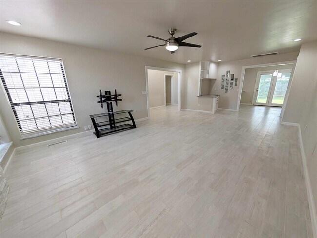 Building Photo - 2201 W Rockypoint Dr