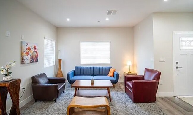 Foto del edificio - 6845 Radford Ave