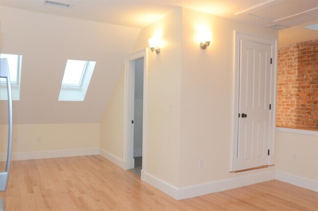 Building Photo - 20 Putnam St
