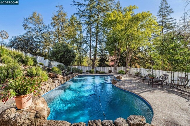 Foto del edificio - 521 El Pintado Rd