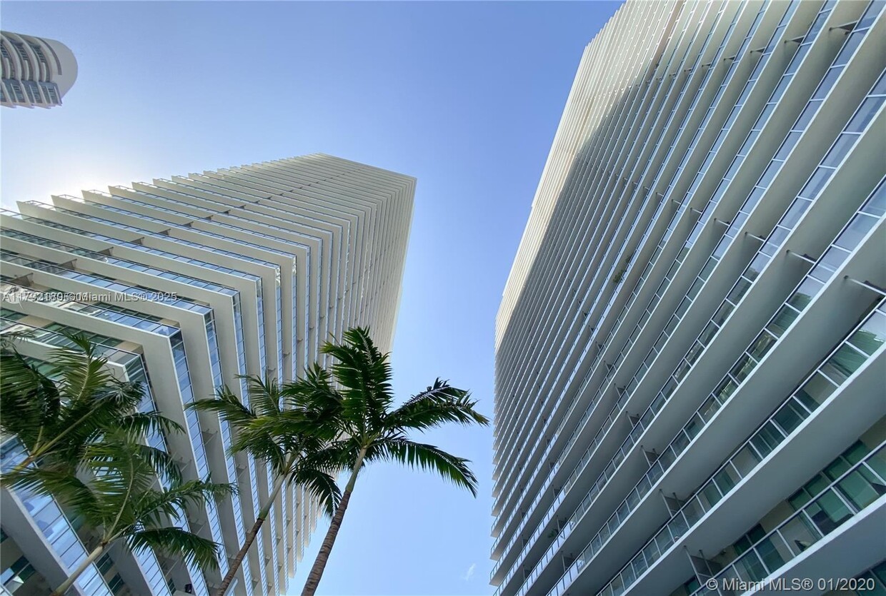 Primary Photo - 1111 SW 1st Ave