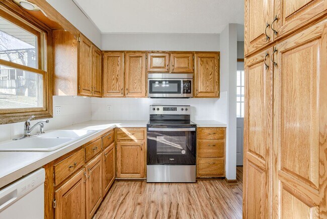 Foto del edificio - Conveniently Located 3 Bedroom Bellevue Home!!