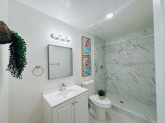 Building Photo - Newly Refurbished 3 Bed / 2 Bath Duplex on Fire Mountain